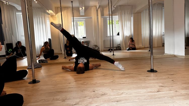 Acro - zajęcia pole dance
